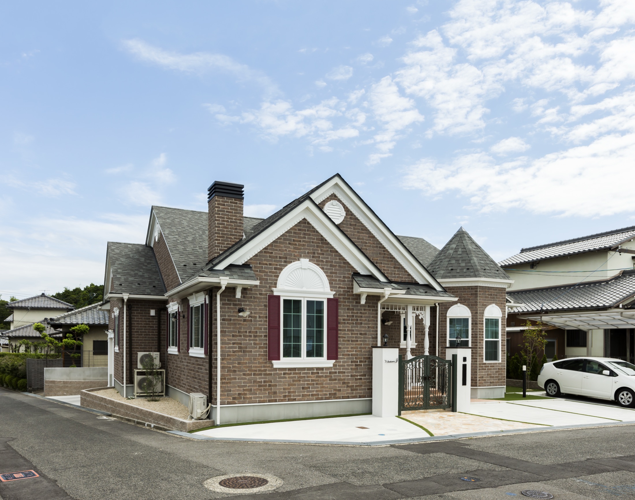 塔屋のあるレンガのグランドな平屋外観